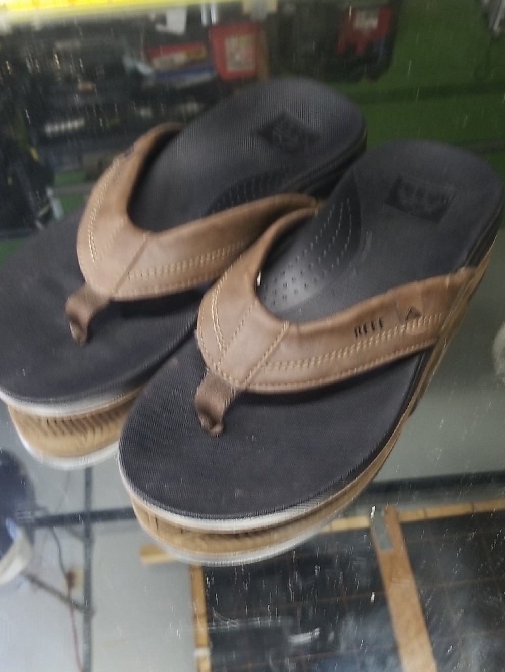 Reef Men’s 7 Brown Leather Strap Flip Flops with Black Footbed Excellent.
